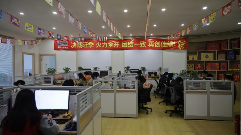▲為了備戰(zhàn)今年的拼多多“年貨節(jié)”，海文銘團(tuán)隊(duì)從運(yùn)營(yíng)、生產(chǎn)到物流都做了充分準(zhǔn)備。（攝影 潘媛）.jpg