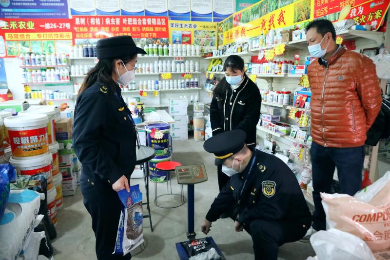 執(zhí)法人員對一家化肥經(jīng)營店進(jìn)行檢查。（何正君 攝）.jpg