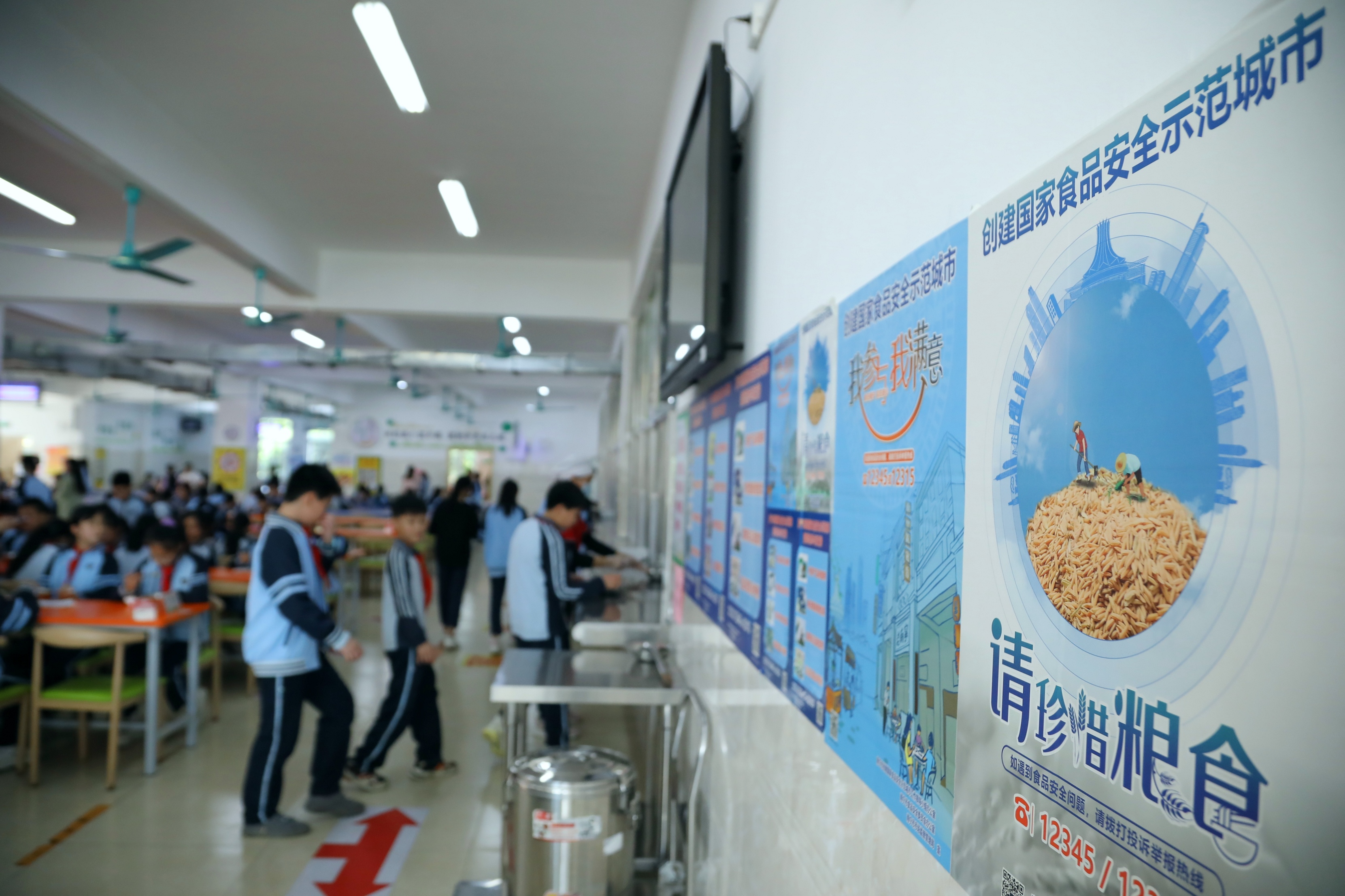 南寧市創(chuàng)建國家食品安全示范城市宣傳海報(bào)在學(xué)校食堂清晰可見。（何正君 攝）.jpg